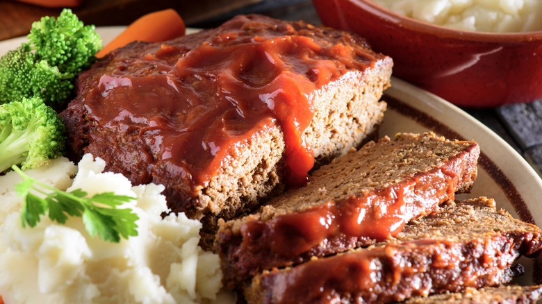 Meatloaf with ketchup, mashed potatoes, and broccoli