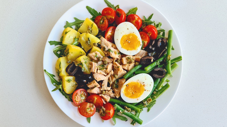 Top-down view of salade Niçoise