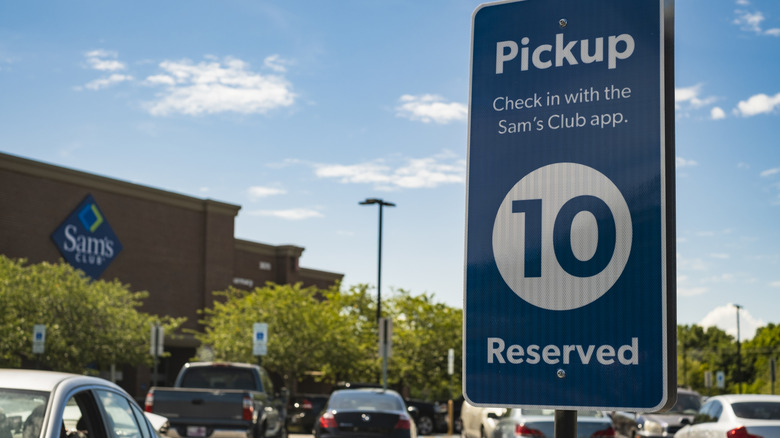 A sign for Sam's Club curbside pickup