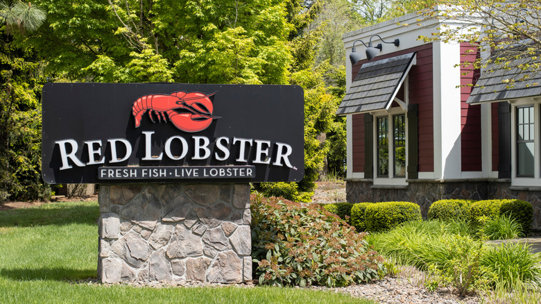 A Red Lobster restaurant sign.