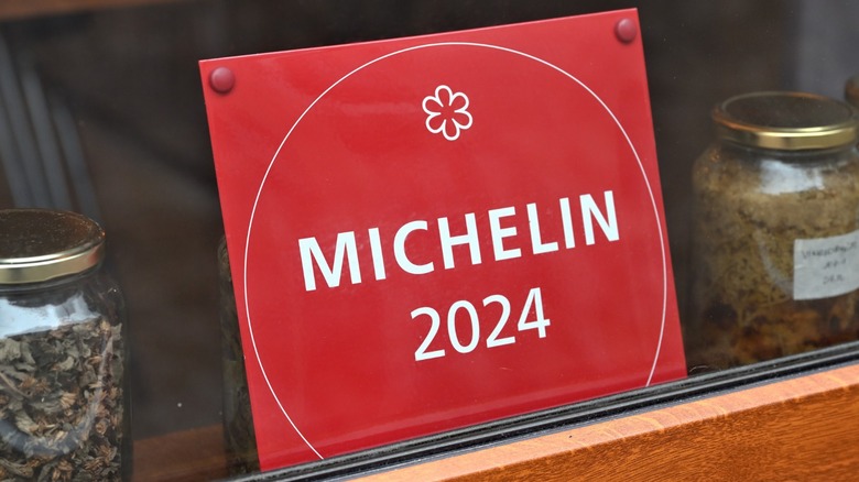 Red plaque displaying distinction of one-star Michelin award.