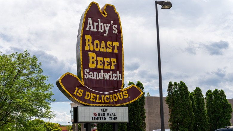 Arby's signage in the shape of a giant cowboy hat
