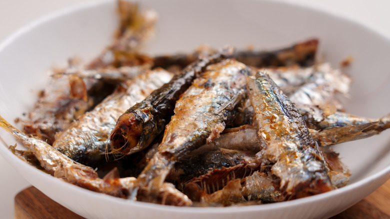 A bowl of fried sardines.