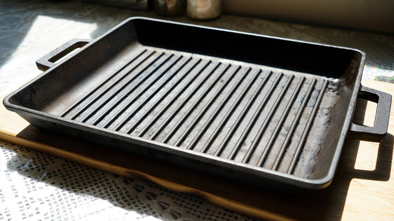 Empty cast iron griddle