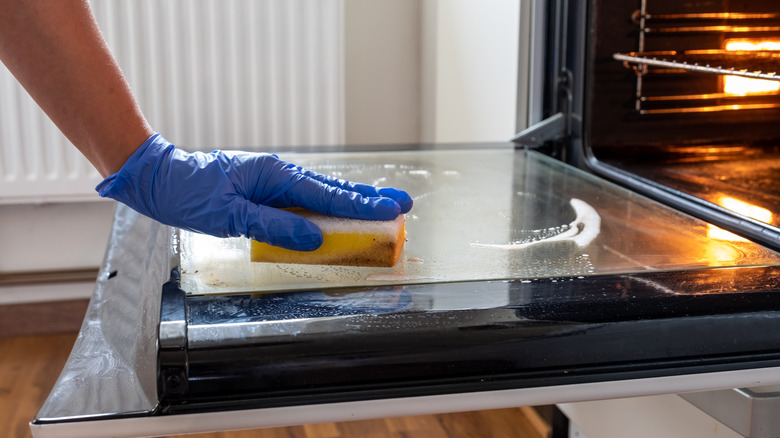 Cleaning a glass oven door