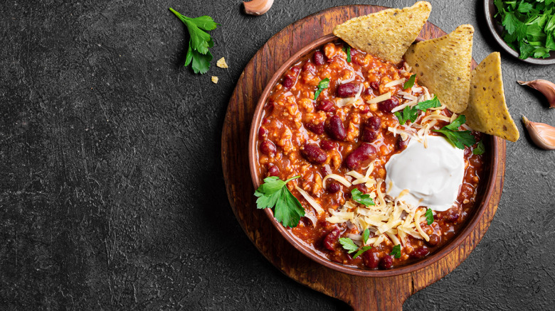 Chili con carne with tortilla chips and sour cream