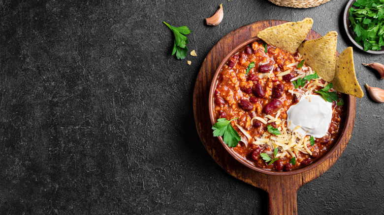 Chili con carne with tortilla chips and sour cream