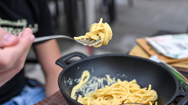Fork swirl of cacio e pepe