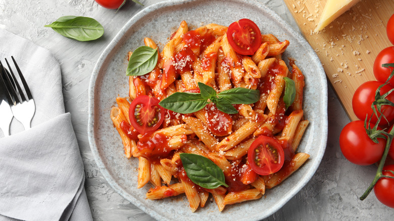 Pasta with fresh tomato sauce on a gray plate