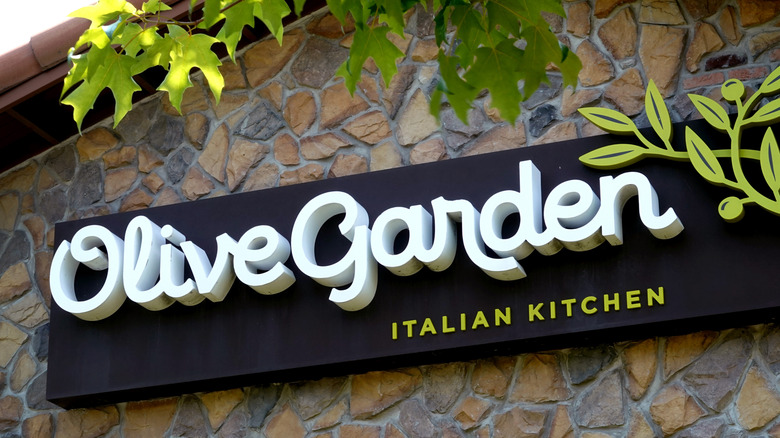 Newer Olive Garden restaurant signage
