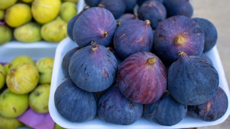 Fresh whole figs for sale