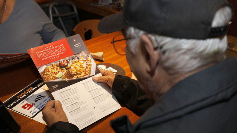 Man reading Applebee's Veterans menu