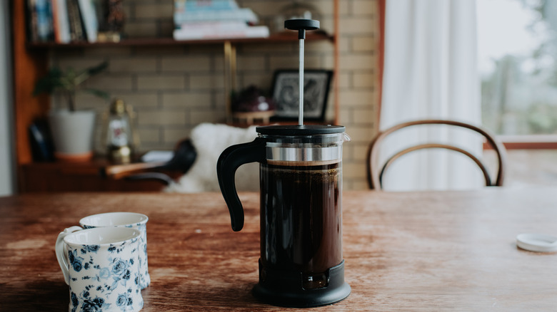 Making coffee with a French press