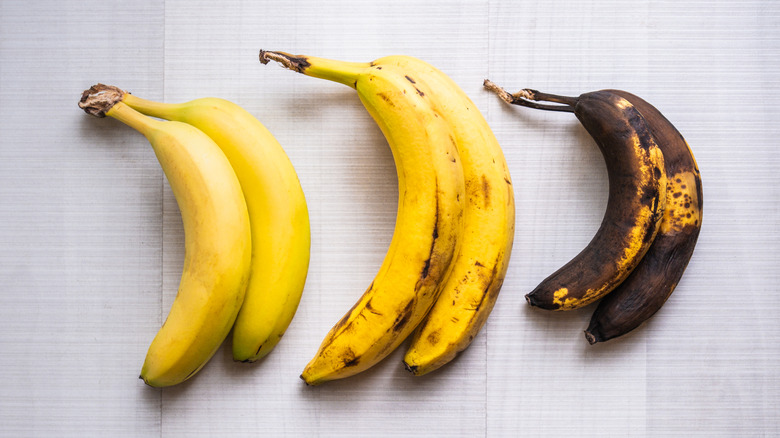 bananas at different ripening stages