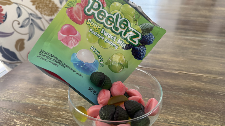 Peelerz Sour Sweet Mix in glass bowl on wooden table