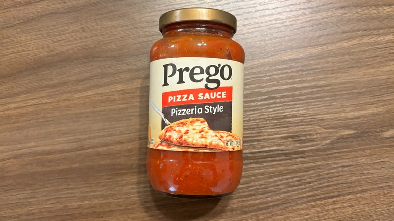 Prego Pizzeria Style Pizza Sauce jar on wooden table
