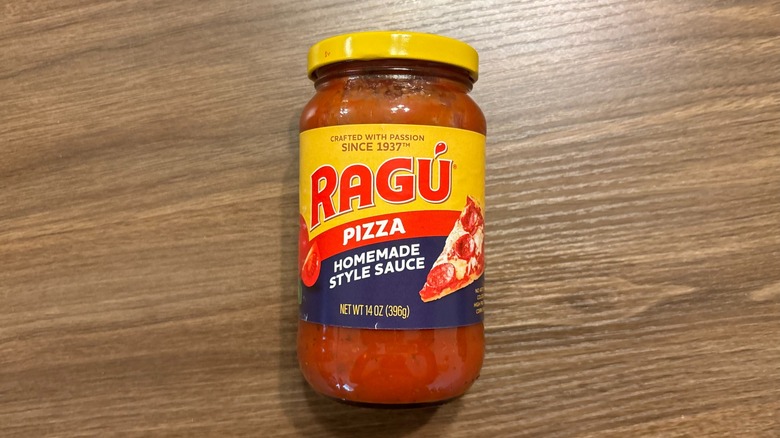 Ragu Homemade-Style Pizza Sauce jar on wooden table