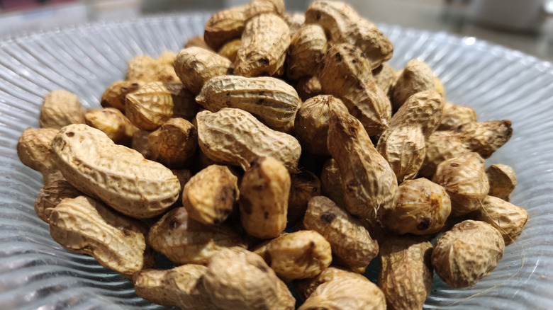 A plate of boiled peanuts