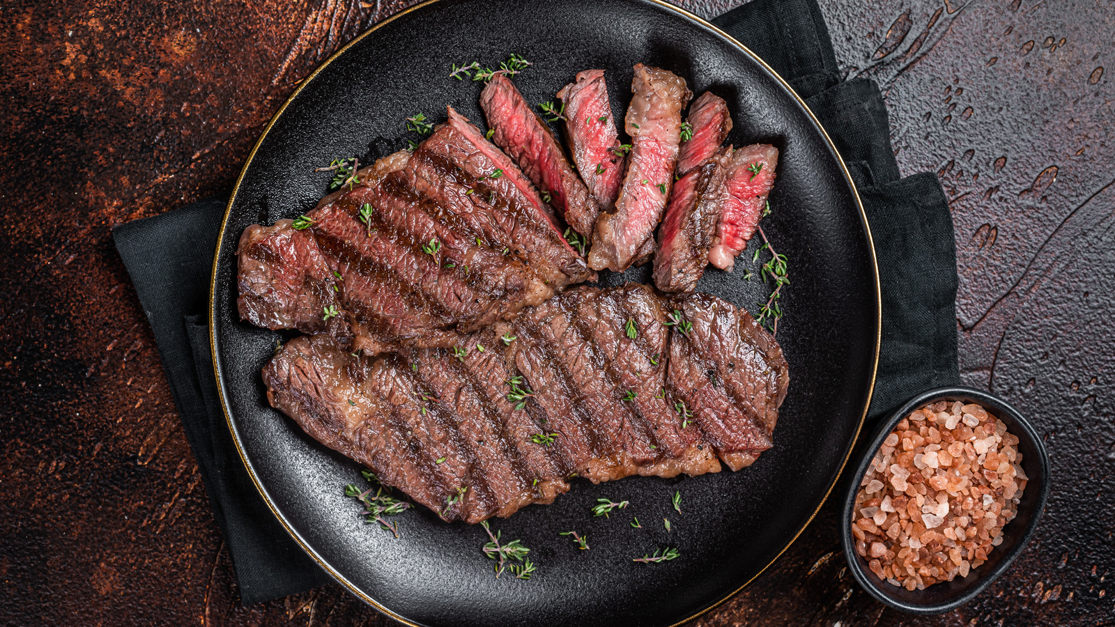 Comparing Gas and Charcoal Grills for the Best Steak Experience