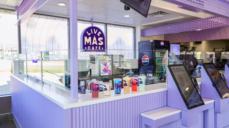 Exterior of a Live Más Café location