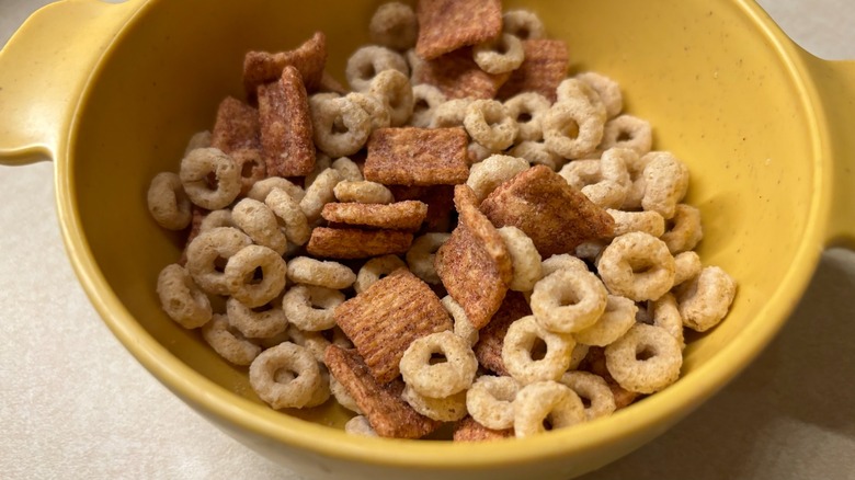 jettas mix dry cereal in bowl