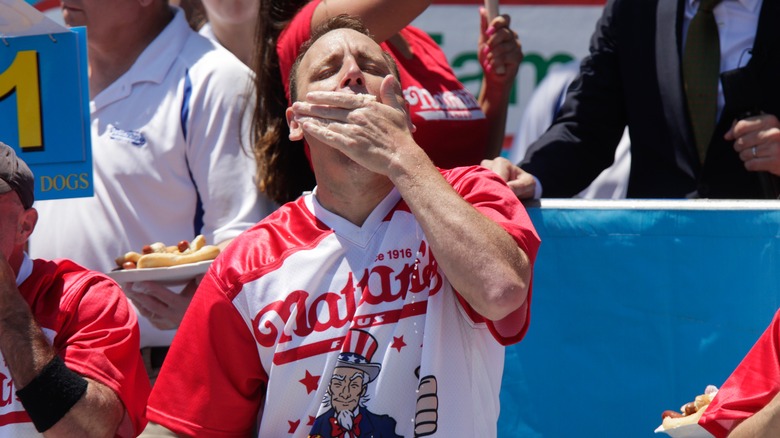 joey chestnut eating hot dogs