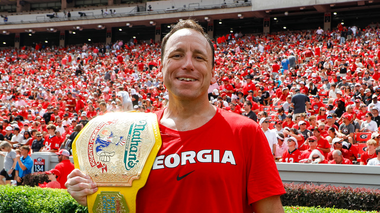 joey chestnut holding belt