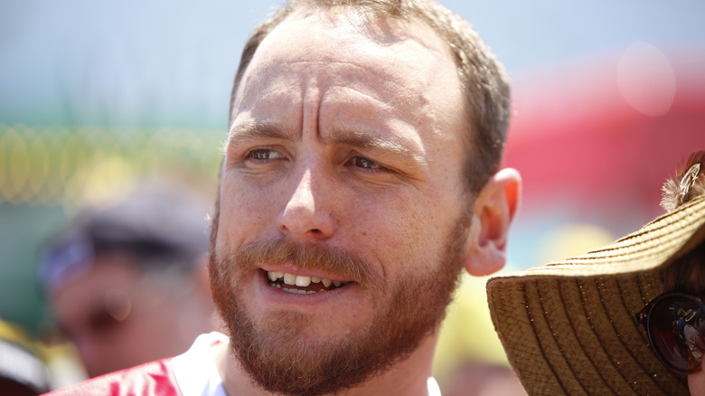 joey chestnut eating hot dogs