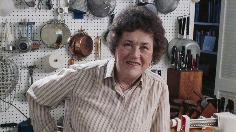 Julia Child posing in her Santa Barbara kitchen in 1986