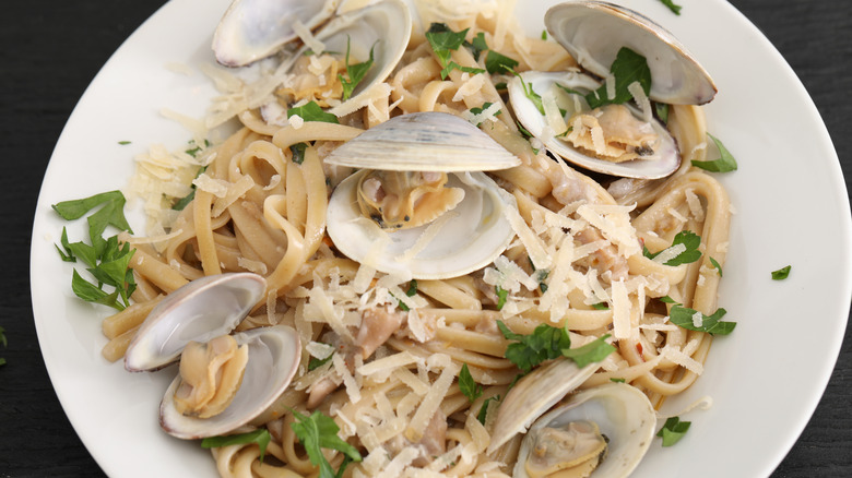 Linguini with white clam sauce