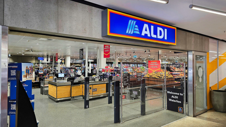 Exterior of aldi grocery store