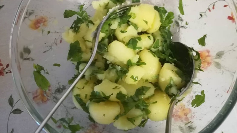 patate prezzemolate in a clear bowl