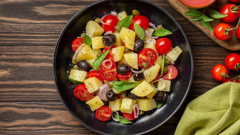 insalata pantesca in a black bowl
