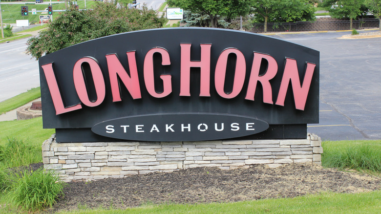 Sign for Longhorn Steakhouse