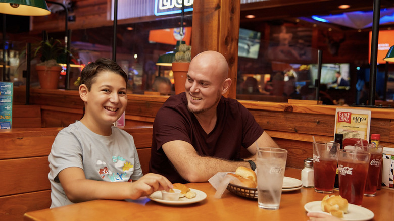 People eating at Texas Roadhouse