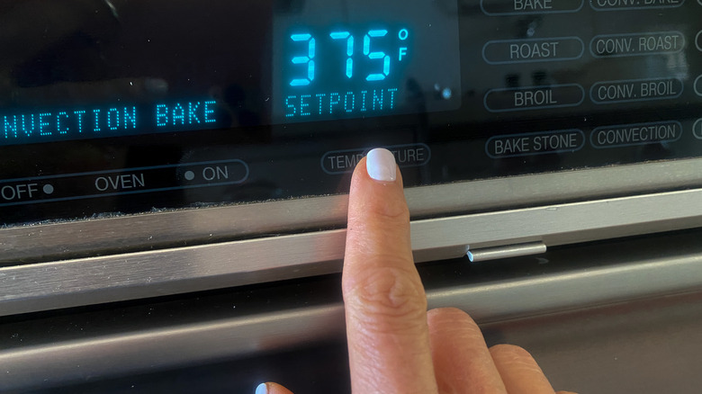 finger setting oven temperature