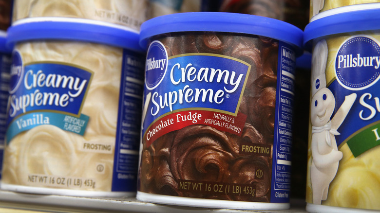Cans of Pillsbury Creamy Supreme frosting
