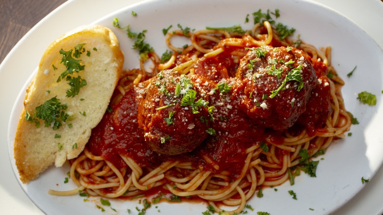 Marinara sauce with spaghetti and meatballs
