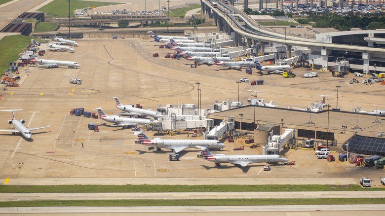 Planes at Dallas Fort Worth airport