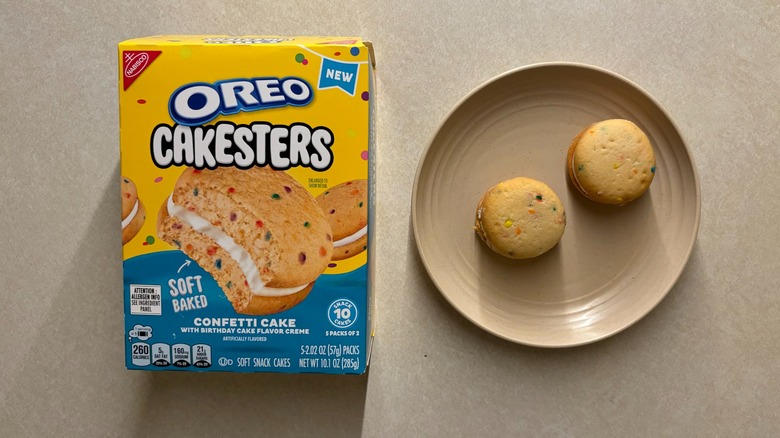 Oreo Cakesters Confetti Cakes in a box and on a plate