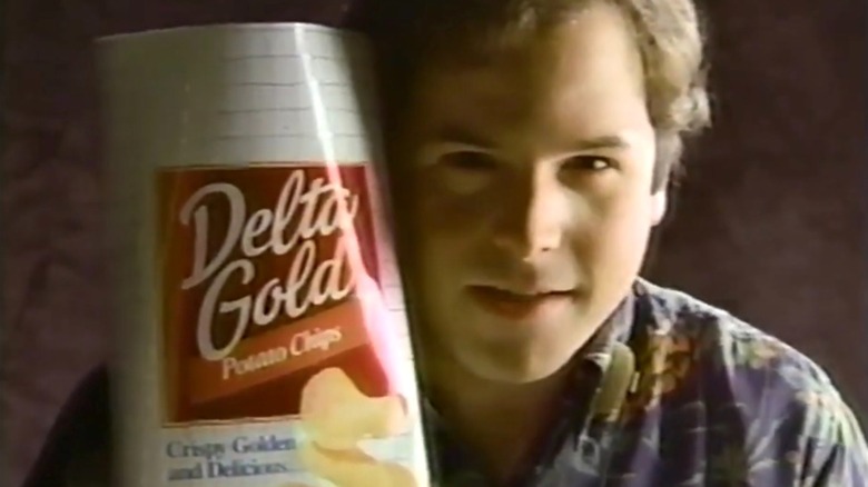 A young Jason Alexander appears next to a bag of Delta Gold chips in 1986 commercial