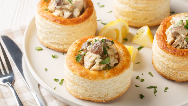 Vol-au-vents stuffed with chicken and mushroom