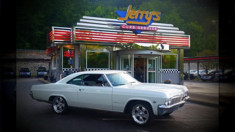 Exterior of Jerry's Curb Service with cars in parking lot