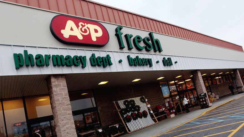 Photo of A&P fresh storefront next to parking lot