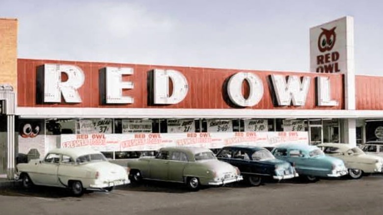 Red owl Storefront with cars parked in front