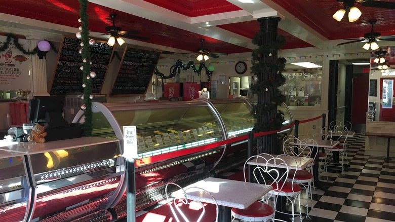 Pop's Old Fashioned Ice Cream interior