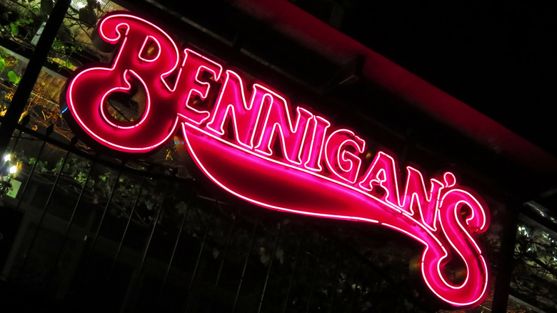 Lit up Bennigan's sign