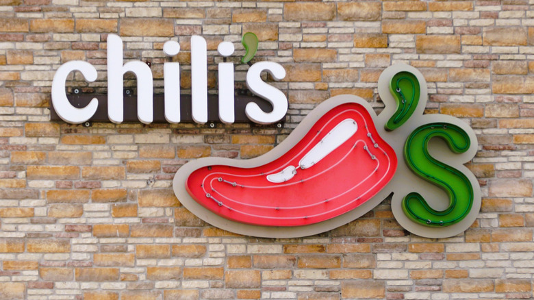 Chili's sign on brick wall
