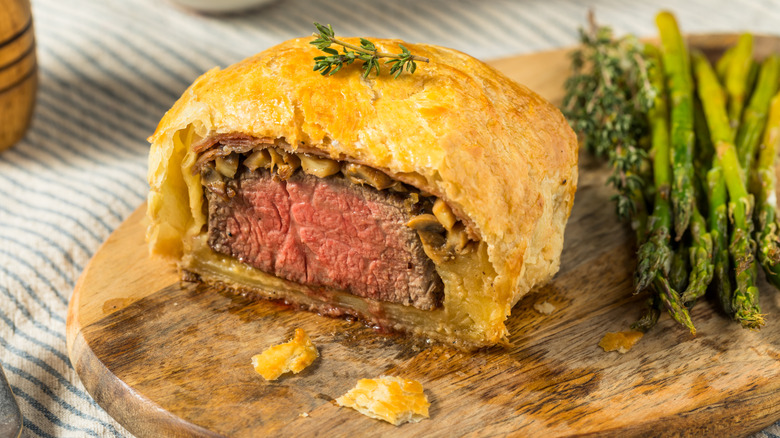 Beef Wellington with asparagus