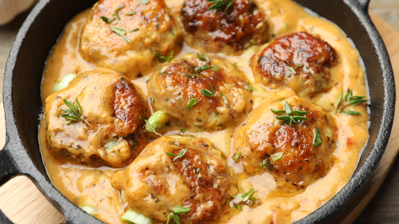 Meatballs in a creamy gravy sauce
